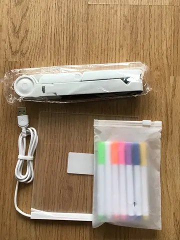 Pizarra Acrílica LED para Dibujar y Escribir — Incluye 5 Marcadores